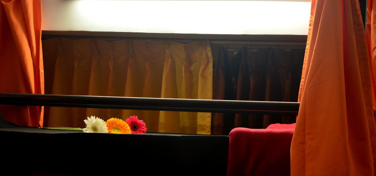 Social Rehab Downtown Hostel Bangalore Bagian luar foto